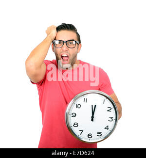 Mann in der hand mit grossen Uhr schreien isoliert auf weiss Stockfoto