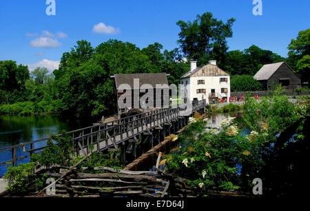 SLEEPY HOLLOW, NY: Blick über die Spreuerbrücke Teich an der Grist Mill (links), Herrenhaus (Mitte) und Scheune holländischen Stockfoto