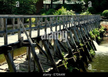SLEEPY HOLLOW, NY: Die lange hölzerne Mühle-Teich-Brücke überspannt den Teich führt zu der Philipsburg Manor-Komplex Stockfoto