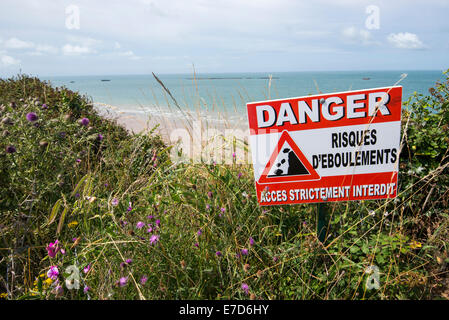 Blick hinunter auf den Strand von Arromanches in der Normandie, Frankreich-EU Stockfoto
