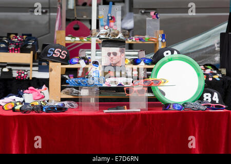 Sonnenbebrillter für den Verkauf auf einem Marktstand Stockfoto