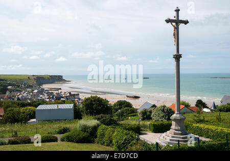 Blick hinunter auf den Strand von Arromanches in der Normandie, Frankreich-EU Stockfoto