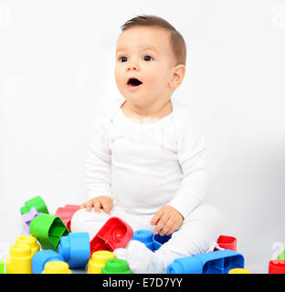 Schöne Mädchen mit bunten Spielzeug - Studio gedreht Stockfoto