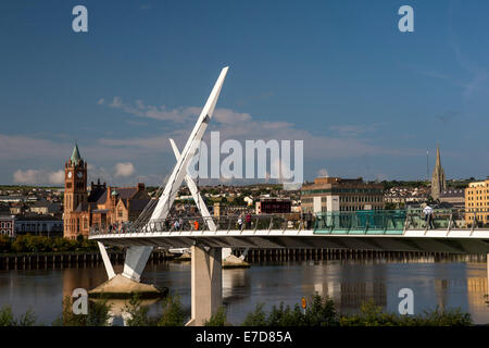 Friedensbrücke, Derry, Londonderry, Nordirland. Stockfoto