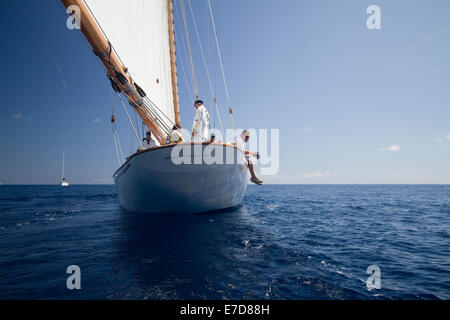 Imperia, Italien. September 2014. Die 1914 Jahre alte Yacht 'Moonbeam IV' segelt im Ligurischen Meer vor Beginn der Regatta. Vele d'Epoca ist ein Vintage Yacht Wettbewerb, der alle zwei Jahre in Imperia stattfindet. Stockfoto