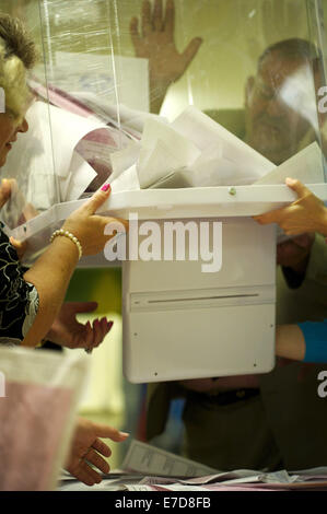 Moskau, Russland. 14. Sep, 2014. Wahlkommission Mitarbeiter zählen Stimmzettel nach Wahl in einem Wahllokal in Moskau beendet. Bildnachweis: Anna Sergeeva/ZUMA Draht/Alamy Live-Nachrichten Stockfoto