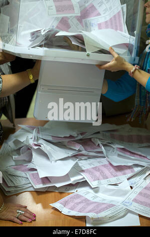 Moskau, Russland. 14. Sep, 2014. Wahlkommission Mitarbeiter zählen Stimmzettel nach Wahl in einem Wahllokal in Moskau beendet. Bildnachweis: Anna Sergeeva/ZUMA Draht/Alamy Live-Nachrichten Stockfoto