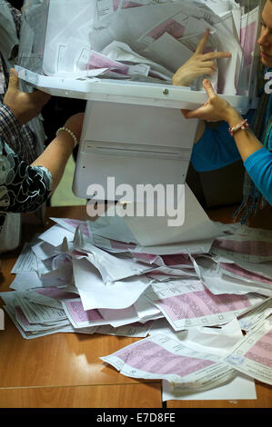 Moskau, Russland. 14. Sep, 2014. Wahlkommission Mitarbeiter zählen Stimmzettel nach Wahl in einem Wahllokal in Moskau beendet. Bildnachweis: Anna Sergeeva/ZUMA Draht/Alamy Live-Nachrichten Stockfoto