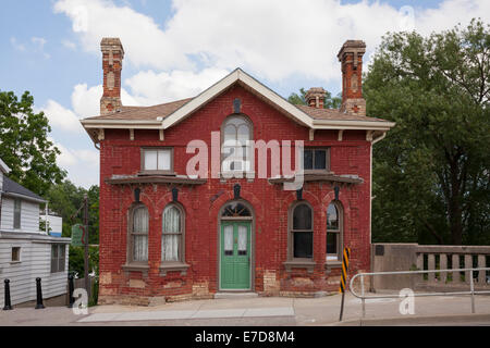 Eine dekorative alte Drehen des Jahrhunderts aus rotem Backstein-Haus in der Innenstadt von Caledonia, Ontario, Kanada. Stockfoto