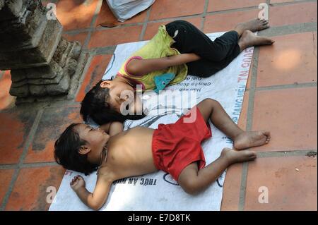 Kambodschanische Kinder schlafend auf Straße Stockfoto