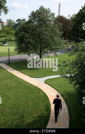 US-Präsident Barack Obama aus dem Oval Office geht, eine Aussage über die Situation in der Ukraine, auf dem South Lawn des weißen Hauses 29. Juli 2014 in Washington, DC zu liefern. Stockfoto