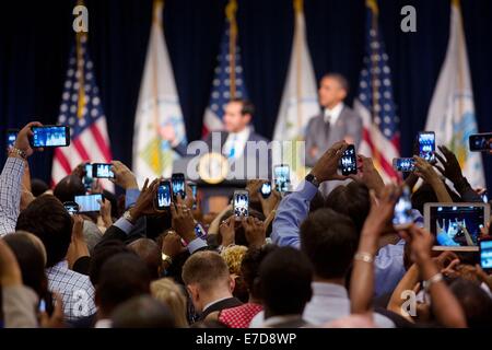 Publikum Mitglieder fotografieren HUD Sekretär Julian Castro Einführung von Präsident Barack Obama mit Kamera-Handys an die Abteilung des Gehäuses und Stadtentwicklung 31. Juli 2014 in Washington, DC. Stockfoto