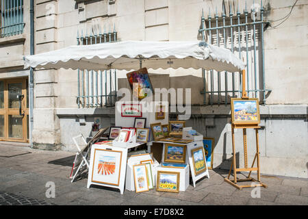 Gemälde zum Verkauf auf einem Marktstand, Avignon, Provence, Frankreich. Stockfoto