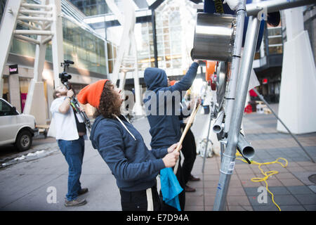 Calgary, Alberta, Kanada. 11. September, 2014. Wissenschaft, Kunst und Technologie kamen zusammen, um eine breite Wissenschaft Stadtfest mit dem Titel Beakerhead zu erstellen. Abgebildet ist die Musikgruppe '' Momentum Trommeln '', die Recycling-Materialien zu verwenden, um einzigartige Musik-Angebote für öffentlichen Engagements zu erstellen. © Badische Roth/ZUMA Draht/Alamy Live-Nachrichten Stockfoto