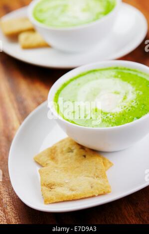 Frische Erbsen, Fava Bohnen und Minze-Suppe Stockfoto