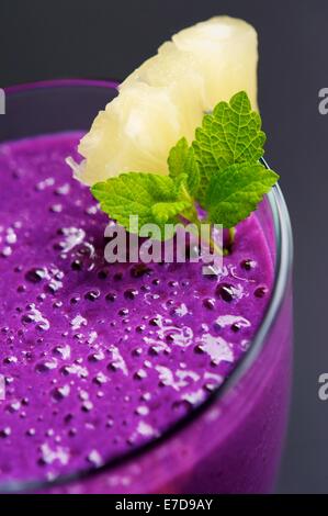 Schwarze Johannisbeere & Ananas-Smoothie Stockfoto