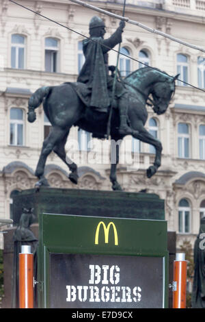 McDonald-Zeichen auf dem Wenzelsplatz in der Nähe von Statue St. Wenzel Prague, Czech Republic Stockfoto