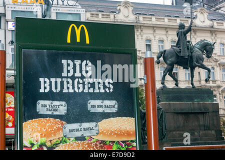 McDonald-Zeichen auf dem Wenzelsplatz in der Nähe von Statue St. Wenzel Prague, Czech Republic Stockfoto