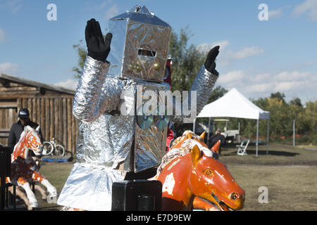 Calgary, Alberta, Kanada. 13. Sep, 2014. Wissenschaft, Kunst und Technologie kamen zusammen, um eine breite Wissenschaft Stadtfest mit dem Titel Beakerhead zu erstellen. Abgebildet ist eine Roboter-Mädchen eine solar betriebene Reiten. Bildnachweis: Baden Roth/ZUMA Draht/Alamy Live-Nachrichten Stockfoto