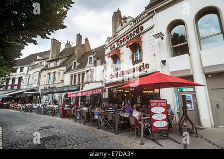 Restaurants und Cafeteria in Beaune, Dordogne, Frankreich Stockfoto