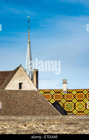 Das glasierte Ziegeldach des Hospices de Beaune Hotel Dieu in Beaune Burgund Frankreich Stockfoto