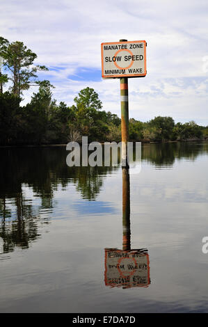 Ein Schild an Strickland Creek warnt Bootsfahrer zu verlangsamen, um zu vermeiden, dass Seekühe Stockfoto