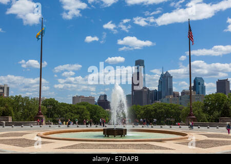 Amerikanische Flagge Sternenbanner schwimmenden vor-Skyline - Pennsylvania - Philadelphia USA Stockfoto