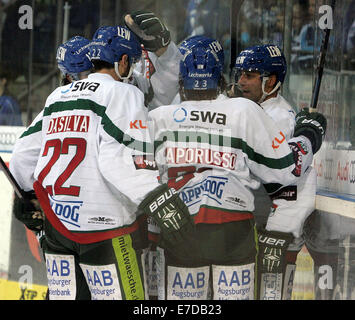 Ingolstadt, Bayern. 14. Sep, 2014. Freude der Augsburger Spieler nach ihrem ersten Tor, secondzurück Spieltag der deutschen Eishockeyliga. ERC Ingolstadt Vs Augsburger Panther, der deutsche Meister erhält man die finanziell schwächeren Teams. Bildnachweis: Wolfgang Fehrmann/Wolfgang Fehrmann/ZUMA Draht/Alamy Live News Stockfoto