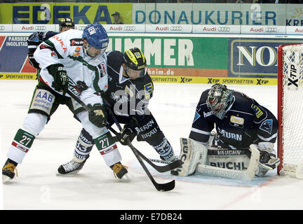 Ingolstadt, Bayern. 14. Sep, 2014. von links 27Ivan CIERNIK/SVK/Augsburg, 33 Björn BARTA/Ingolstadt, Torwart 51Timo PIELMEIER/Ingolstadt, secondzurück Spieltag der deutschen Eishockeyliga. ERC Ingolstadt Vs Augsburger Panther, der deutsche Meister erhält man die finanziell schwächeren Teams. Bildnachweis: Wolfgang Fehrmann/Wolfgang Fehrmann/ZUMA Draht/Alamy Live News Stockfoto