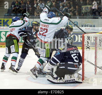 Ingolstadt, Bayern. 14. Sep, 2014. 1:0 für Augsburg, von links vorne 22 Daniel DASILVA/Augsburg, goalkeeper51 Timo PIELMEIER/Ingolstadt, secondzurück Spieltag der deutschen Eishockeyliga. ERC Ingolstadt Vs Augsburger Panther, der deutsche Meister erhält man die finanziell schwächeren Teams. Bildnachweis: Wolfgang Fehrmann/Wolfgang Fehrmann/ZUMA Draht/Alamy Live News Stockfoto