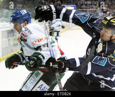 Ingolstadt, Bayern. 14. Sep, 2014. vom linken 18Ryan BAYDA/CAN/Augsburg, 6 Michel PERIARD/CAN/Lngolstadt, secondzurück Spieltag der deutschen Eishockeyliga. ERC Ingolstadt Vs Augsburger Panther, der deutsche Meister erhält man die finanziell schwächeren Teams. Bildnachweis: Wolfgang Fehrmann/Wolfgang Fehrmann/ZUMA Draht/Alamy Live News Stockfoto