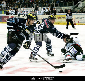 Ingolstadt, Bayern. 14. Sep, 2014. von links 15John LALIBERTE/USA/Ingolstadt, 43 Derek HAHN/CAN/Ingolstadt, 23Luigi CAPORISSO/CAN/Augsburg, secondzurück Spieltag der deutschen Eishockeyliga. ERC Ingolstadt Vs Augsburger Panther, der deutsche Meister erhält man die finanziell schwächeren Teams. Bildnachweis: Wolfgang Fehrmann/Wolfgang Fehrmann/ZUMA Draht/Alamy Live News Stockfoto