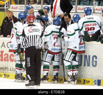 Ingolstadt, Bayern. 14. Sep, 2014. Auszeit kurz bevor das Spiel beendet, in den mittleren Headcoach Larry Mitchell/Augsburg.second Spieltag der deutschen Eishockeyliga. ERC Ingolstadt Vs Augsburger Panther, der deutsche Meister erhält man die finanziell schwächeren Teams. Bildnachweis: Wolfgang Fehrmann/Wolfgang Fehrmann/ZUMA Draht/Alamy Live News Stockfoto