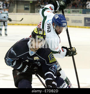 Ingolstadt, Bayern. 14. Sep, 2014. von links 15 John LALIBERTE/USA/Ingolstadt, 22 Daniel DASILVA/Augsburg.second Spieltag der deutschen Eishockeyliga. ERC Ingolstadt Vs Augsburger Panther, der deutsche Meister erhält man die finanziell schwächeren Teams. Bildnachweis: Wolfgang Fehrmann/Wolfgang Fehrmann/ZUMA Draht/Alamy Live News Stockfoto