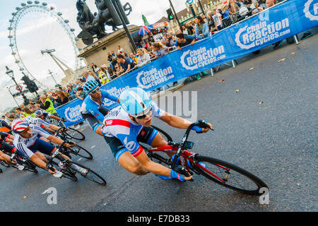 London, Großbritannien. 14. September 2014. Reiter konkurrieren in der letzten Etappe der Tour von Großbritannien Radrennen in Central London. Stockfoto