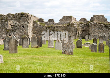 Gräber auf dem Gelände des St. Marien-Kirche innerhalb der Mauern der Portchester Castle, Portsmouth, Hampshire, UK Stockfoto