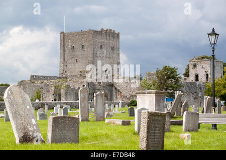 Gräber auf dem Gelände des St. Marien-Kirche innerhalb der Mauern der Portchester Castle, Portsmouth, Hampshire, UK Stockfoto