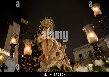 Barcelona, Katalonien, Spanien. 14. Sep, 2014. Bild der Schmerzensreichen durchgeführt durch die Straßen von Barcelona. Die Prozession der Our Lady of Sorrows (Virgen de Las Angustias) fand durch die Straßen der Innenstadt von Barcelona © Jordi Boixareu/ZUMA Draht/Alamy Live News Stockfoto