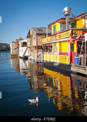 Ein Blick auf die farbenfrohen Hausboote und Unternehmen am malerischen Fisherman Wharf in Victoria, British Columbia, Kanada. Stockfoto