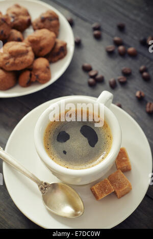 Tasse Espresso und Kekse Cookies auf hölzernen Hintergrund Stockfoto