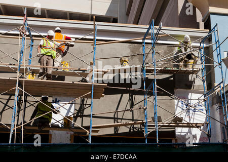 Bauarbeiter Anwendung Stuck auf kommerziellen Baustelle - Virginia USA Stockfoto