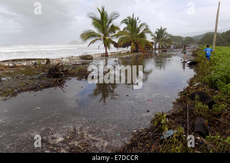 Guerrero, Mexiko. 14. Sep, 2014. Die Menschen sehen die starken Wellen, verursacht durch den Hurrikan "Odile" in der Stadt Tecpan de Galeana, Region Costa Grande, im Bundesstaat Guerrero, Mexiko, am 14. September 2014. Hurrikan Odile am Sonntag intensiviert bis Kategorie 4 auf der Saffir-Simpson-Skala und bewegte sich schnell in Richtung der Halbinsel Baja California im Nordwesten Mexikos, warnte das Land National Meteorological Service (SMN). Bildnachweis: Edgar de Jesus Espinoza/Xinhua/Alamy Live News Stockfoto