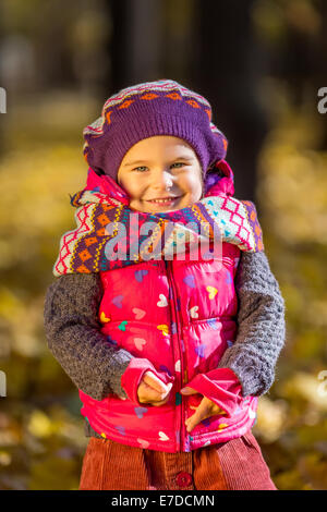 Kleines Mädchen im park Stockfoto