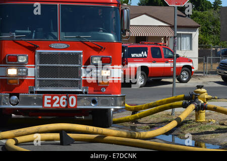 Los Angeles Fire Department bei einem Gebäudebrand. Stockfoto