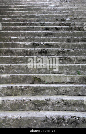 Alte beschädigt Steintreppe, rauf und runter, strukturierten Hintergrund Stockfoto