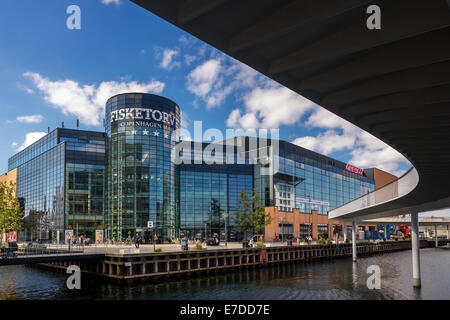 Fisketorvet Einkaufszentrum mit Kopenhagens neue Zyklus Brücke Cykelslangen im Vordergrund, Kalvebod Brygge, Kopenhagen, Dänemark Stockfoto