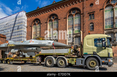 Dänische F-16 Fighter Jet auf einem Lkw, Kopenhagen, Dänemark Stockfoto