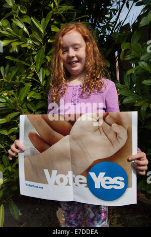 Glasgow, Scotland, UK 13. September 2014.  Einer von Tausenden Fans von Gemeinden in ganz Schottland an der größten Kampagne Aktionstag Schottland je gesehen hat.  Über das Wochenende es mehr als 35.000 Freiwillige bei 473 Straßenständen versucht gab, Menschen zu stimmen oder nicht stimmen für Unabhängigkeit überzeugen, und hoffen, dass registriert würde 2,6 Millionen "Ja" Flugblätter in 48 Stunden ausgeliefert werden. © CernanElias/AlamyLive News Stockfoto