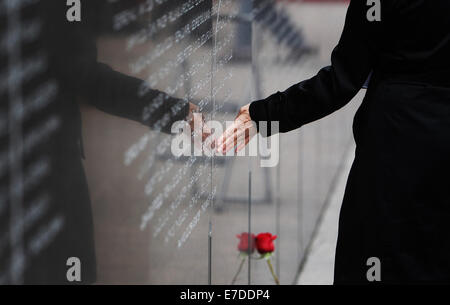 Ottawa, Kanada. 14. Sep, 2014. Edith Burch, fühlt sich Frau des späten Toronto Firefighter Randy Burch Namen auf dem Denkmal an die Canadian Firefighter Memorial in Ottawa, Kanada, am 14. September 2014. Die jährliche Veranstaltung zieht Hunderte von Feuerwehrleuten aus über dem Land zu Ehren ihrer gefallenen Kollegen und ihre Namen hinzugefügt, um zu sehen das jetzt 1200, die das Denkmal zu schmücken. Bildnachweis: Cole Burston/Xinhua/Alamy Live-Nachrichten Stockfoto