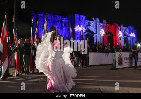 (1409015)--CARTAGO, 15. September 2014 (Xinhua)--eine Mädchen tanzt während der Feierlichkeiten der Costa Rican Independence Day vor der Ruine einer Kirche in Cartago, 30 km östlich von San Jose, Hauptstadt von Costa Rica, am 14. September 2014. (Xinhua/Kent Gilbert) (rt) Stockfoto